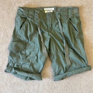 Abercrombie & Fitch cargo green bermuda shorts size Medium. Mint condition